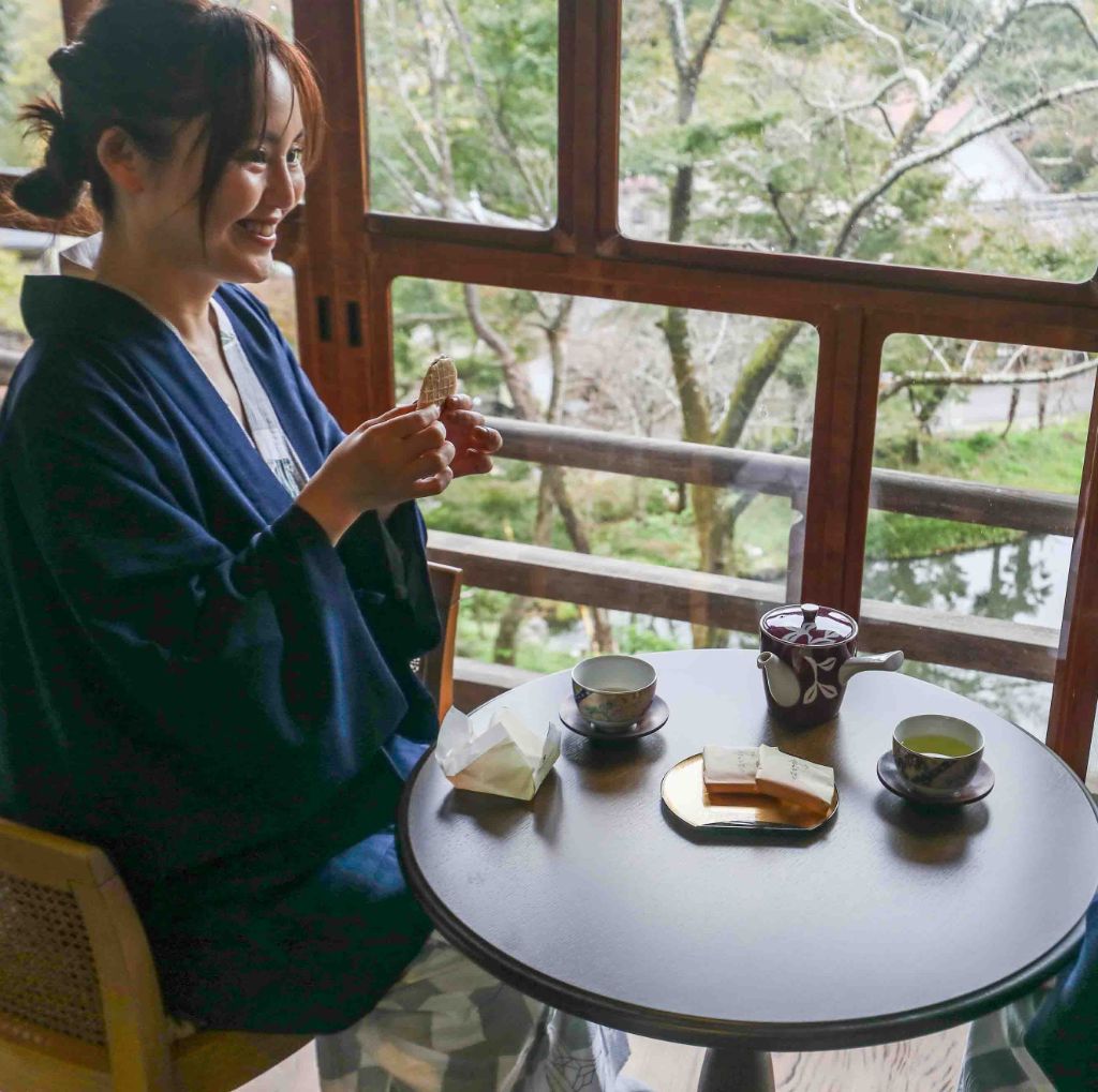 縁側でくつろぐ