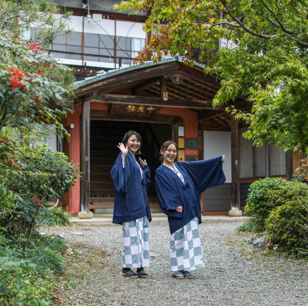 千歳楼の玄関と浴衣姿のお客様